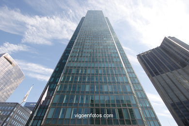 RASCACIELOS - LA DÉFENSE - PARÍS, FRANCIA - IMÁGENES DE VIAJES