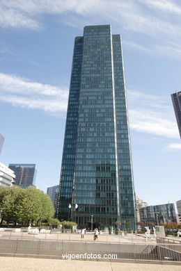 SKYSCRAPERS - LA DÉFENSE - PARIS, FRANCE - IMAGES - PICS & TRAVELS - INFO