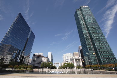 RASCACIELOS - LA DÉFENSE - PARÍS, FRANCIA - IMÁGENES DE VIAJES