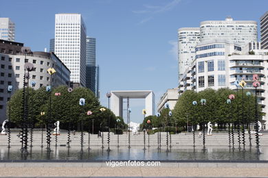 SKYSCRAPERS - LA DÉFENSE - PARIS, FRANCE - IMAGES - PICS & TRAVELS - INFO