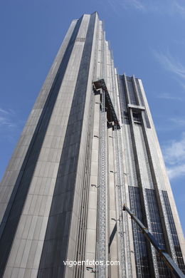 RASCACIELOS - LA DÉFENSE - PARÍS, FRANCIA - IMÁGENES DE VIAJES