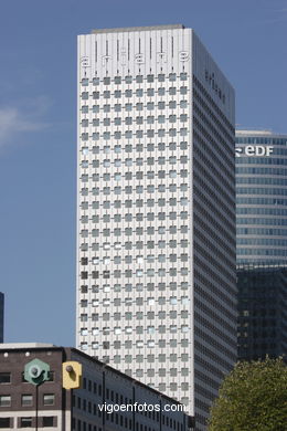 RASCACIELOS - LA DÉFENSE - PARÍS, FRANCIA - IMÁGENES DE VIAJES