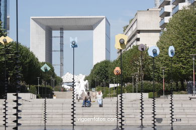 SKYSCRAPERS - LA DÉFENSE - PARIS, FRANCE - IMAGES - PICS & TRAVELS - INFO