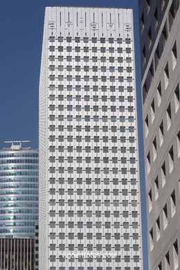 SKYSCRAPERS - LA DÉFENSE - PARIS, FRANCE - IMAGES - PICS & TRAVELS - INFO