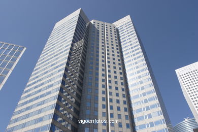 RASCACIELOS - LA DÉFENSE - PARÍS, FRANCIA - IMÁGENES DE VIAJES