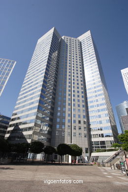 SKYSCRAPERS - LA DÉFENSE - PARIS, FRANCE - IMAGES - PICS & TRAVELS - INFO