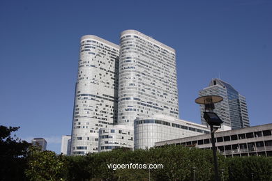 RASCACIELOS - LA DÉFENSE - PARÍS, FRANCIA - IMÁGENES DE VIAJES