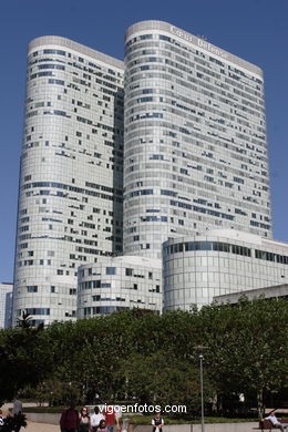 SKYSCRAPERS - LA DÉFENSE - PARIS, FRANCE - IMAGES - PICS & TRAVELS - INFO