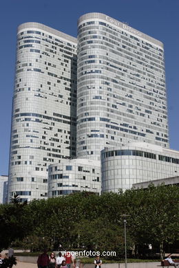 RASCACIELOS - LA DÉFENSE - PARÍS, FRANCIA - IMÁGENES DE VIAJES