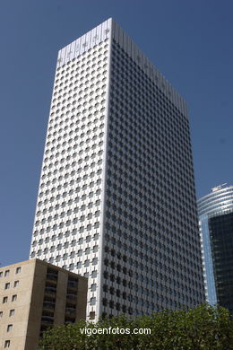 RASCACIELOS - LA DÉFENSE - PARÍS, FRANCIA - IMÁGENES DE VIAJES