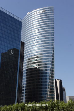 SKYSCRAPERS - LA DÉFENSE - PARIS, FRANCE - IMAGES - PICS & TRAVELS - INFO