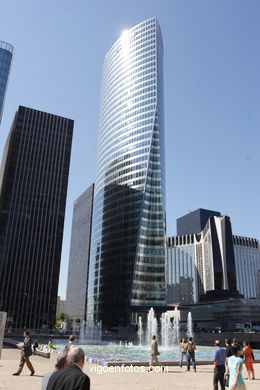 RASCACIELOS - LA DÉFENSE - PARÍS, FRANCIA - IMÁGENES DE VIAJES