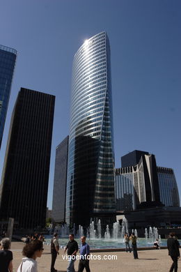 SKYSCRAPERS - LA DÉFENSE - PARIS, FRANCE - IMAGES - PICS & TRAVELS - INFO