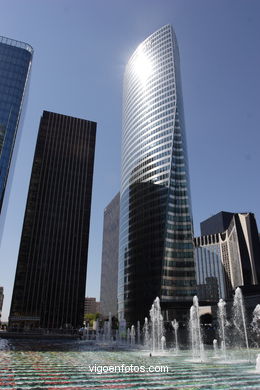 RASCACIELOS - LA DÉFENSE - PARÍS, FRANCIA - IMÁGENES DE VIAJES