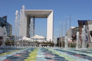 RASCACIELOS - LA DÉFENSE - PARÍS, FRANCIA - IMÁGENES DE VIAJES