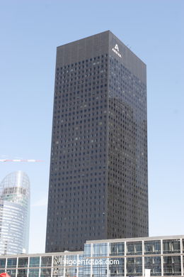 RASCACIELOS - LA DÉFENSE - PARÍS, FRANCIA - IMÁGENES DE VIAJES