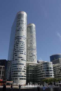 RASCACIELOS - LA DÉFENSE - PARÍS, FRANCIA - IMÁGENES DE VIAJES