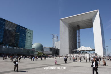 RASCACIELOS - LA DÉFENSE - PARÍS, FRANCIA - IMÁGENES DE VIAJES