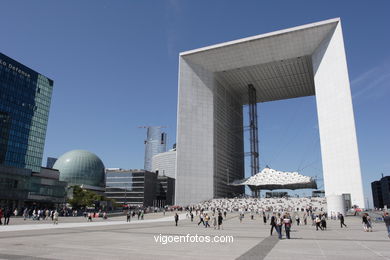 RASCACIELOS - LA DÉFENSE - PARÍS, FRANCIA - IMÁGENES DE VIAJES