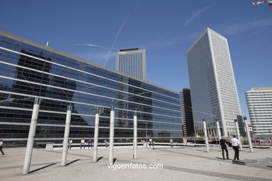 RASCACIELOS - LA DÉFENSE - PARÍS, FRANCIA - IMÁGENES DE VIAJES