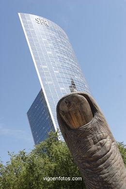 RASCACIELOS - LA DÉFENSE - PARÍS, FRANCIA - IMÁGENES DE VIAJES