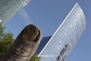 RASCACIELOS - LA DÉFENSE - PARÍS, FRANCIA - IMÁGENES DE VIAJES