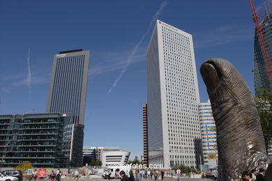 RASCACIELOS - LA DÉFENSE - PARÍS, FRANCIA - IMÁGENES DE VIAJES