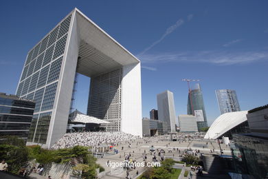 SKYSCRAPERS - LA DÉFENSE - PARIS, FRANCE - IMAGES - PICS & TRAVELS - INFO