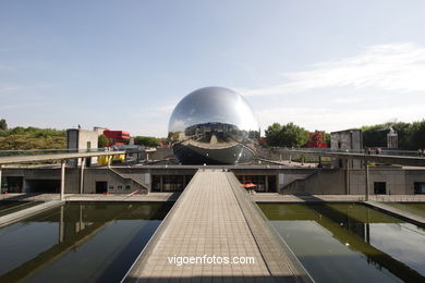 LA VILLETE - PARÍS, FRANCIA - CIUDAD DE LAS CIENCIAS Y LA INDUSTRIA - IMÁGENES DE VIAJES