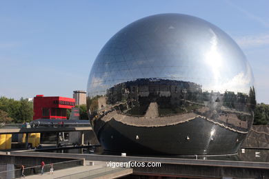 LA VILLETE - PARÍS, FRANCIA - CIUDAD DE LAS CIENCIAS Y LA INDUSTRIA - IMÁGENES DE VIAJES