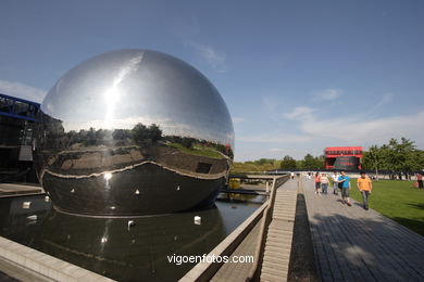 LA VILLETE - PARÍS, FRANCIA - CIUDAD DE LAS CIENCIAS Y LA INDUSTRIA - IMÁGENES DE VIAJES