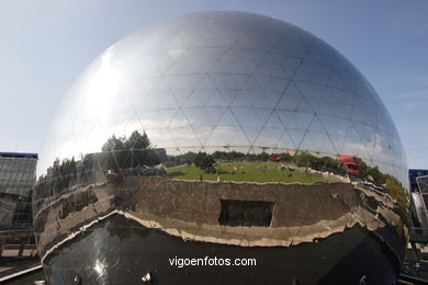 LA VILLETE - PARÍS, FRANCIA - CIUDAD DE LAS CIENCIAS Y LA INDUSTRIA - IMÁGENES DE VIAJES