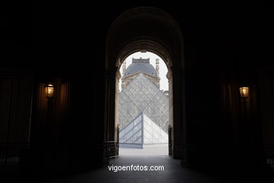 MUSEU DO LOUVRE - PARIS, FRANÇA - PIRÁMIDES - IMAGENS DE VIAGENS 