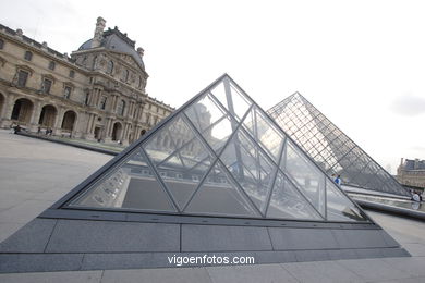 PIRÁMIDES DEL LOUVRE, FRANCIA - PARÍS - MUSÉE DU LOUVRE - IMÁGENES DE VIAJES