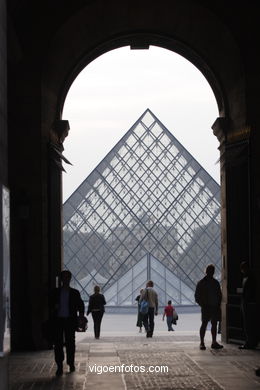 PIRÁMIDES DEL LOUVRE, FRANCIA - PARÍS - MUSÉE DU LOUVRE - IMÁGENES DE VIAJES