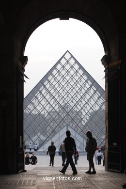 PIRÁMIDES DEL LOUVRE, FRANCIA - PARÍS - MUSÉE DU LOUVRE - IMÁGENES DE VIAJES