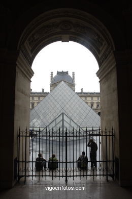 PIRÁMIDES DEL LOUVRE, FRANCIA - PARÍS - MUSÉE DU LOUVRE - IMÁGENES DE VIAJES