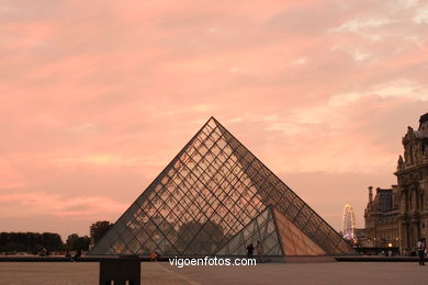 PIRÁMIDES DEL LOUVRE, FRANCIA - PARÍS - MUSÉE DU LOUVRE - IMÁGENES DE VIAJES