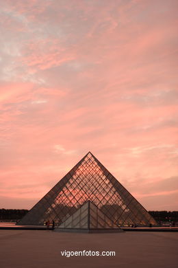 LOUVRE MUSEUM - PARIS, FRANCE - MUSÉE DU LOUVRE -  IMAGES - PICS & TRAVELS - INFO