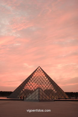 PIRÁMIDES DEL LOUVRE, FRANCIA - PARÍS - MUSÉE DU LOUVRE - IMÁGENES DE VIAJES