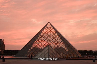 PIRÁMIDES DEL LOUVRE, FRANCIA - PARÍS - MUSÉE DU LOUVRE - IMÁGENES DE VIAJES