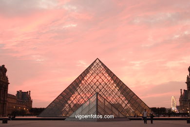 PIRÁMIDES DEL LOUVRE, FRANCIA - PARÍS - MUSÉE DU LOUVRE - IMÁGENES DE VIAJES