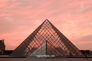 LOUVRE MUSEUM - PARIS, FRANCE - MUSÉE DU LOUVRE -  IMAGES - PICS & TRAVELS - INFO