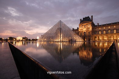 MUSEU DO LOUVRE - PARIS, FRANÇA - PIRÁMIDES - IMAGENS DE VIAGENS 