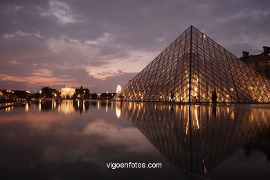 PIRÁMIDES DEL LOUVRE, FRANCIA - PARÍS - MUSÉE DU LOUVRE - IMÁGENES DE VIAJES