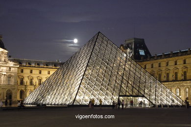 MUSEU DO LOUVRE - PARIS, FRANÇA - PIRÁMIDES - IMAGENS DE VIAGENS 