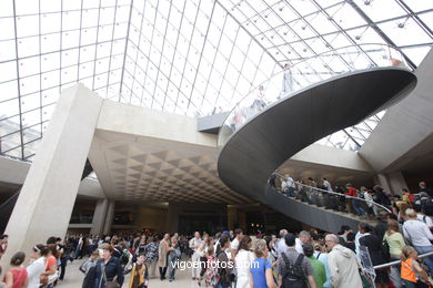 MUSEO LOUVRE - PARÍS, FRANCIA - INTERIORES - MUSÉE DU LOUVRE - IMÁGENES DE VIAJES