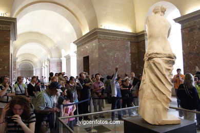 LOUVRE MUSEUM - GALLERIES - PARIS, FRANCE - MUSÉE DU LOUVRE -  IMAGES - PICS & TRAVELS - INFO