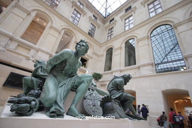 MUSEO LOUVRE - PARÍS, FRANCIA - INTERIORES - MUSÉE DU LOUVRE - IMÁGENES DE VIAJES