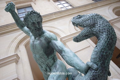 LOUVRE MUSEUM - GALLERIES - PARIS, FRANCE - MUSÉE DU LOUVRE -  IMAGES - PICS & TRAVELS - INFO